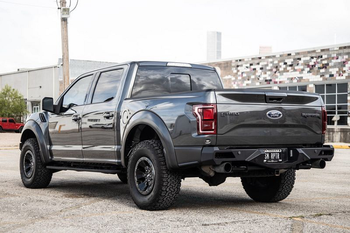 Theo danh sách Bring A Trailer, chiếc xe này từng được Ford thu hồi vào tháng 6/2019 để sửa chữa về khả năng che chắn nhiệt cho cabin và dây đai an toàn phía sau. Chiếc Hennessey F-150 VelociRaptor 500 này mới chỉ qua tay một chủ sở hữu và chạy được quãng đường 35.405 km.