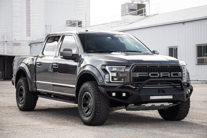 Hennessey Performance đã trang bị gói VelociRaptor 500 cho chiếc Ford F-150 Raptor đời 2017 này, đồng loạt nâng cấp cỗ máy tăng áp kép V6 3.5L, hệ thống cảm ứng lưu lượng cao, ống xả catback bằng thép không gỉ và bộ quản lý động cơ. Một biểu đồ dyno cho thấy chiếc bán tải sau sửa đổi có công suất khoảng 430 mã lực và mô-men xoắn cực đại 465Nm.