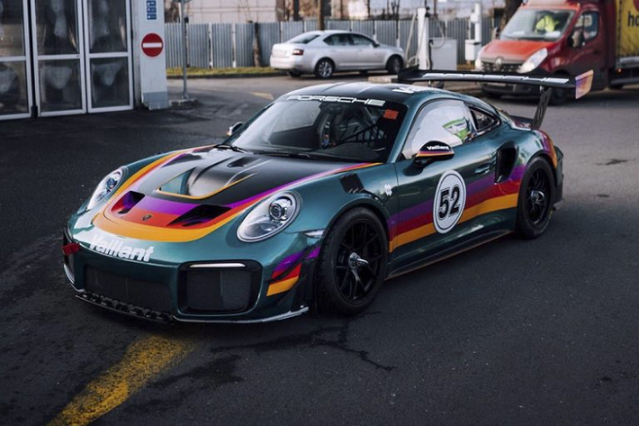 Siêu xe Porsche 911 GT2 RS được phát triển dựa trên 911 Turbo và được trang bị động cơ tăng áp kép tương tự nhưng đã được nâng cấp. Ngoài ra, 911 GT2 RS sở hữu những thay đổi về mặt ngoại hình khác biệt đáng kể như cản trước với những hốc gió cỡ lớn, phần đuôi sau được thiết kế lại cùng cánh gió đuôi cỡ lớn. Chính điều này đã biến 911 GT2 RS trở thành mẫu xe đắt nhất trong dòng 911.