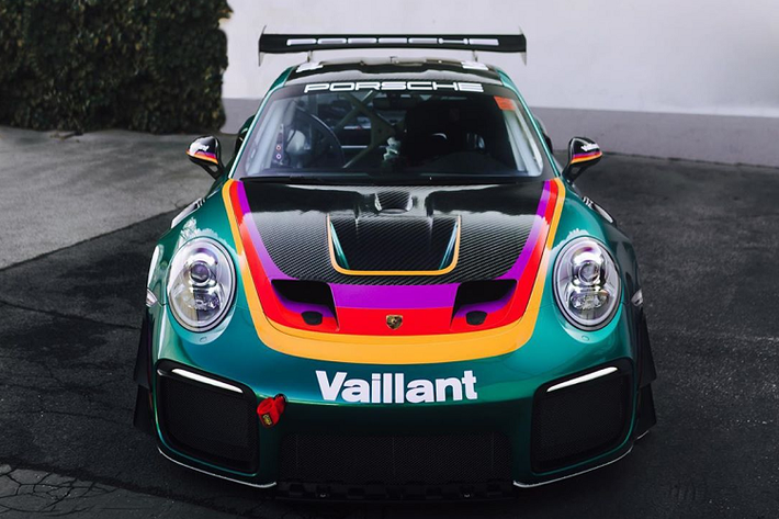 Nếu những chiếc GT2 RS chưa đủ để làm bạn hài lòng, thương hiệu xe này mang tới cho bạn một sự lựa chọn với số lượng cực kỳ giới hạn – Porsche 911 GT2 RS Clubsport. Đây là một phiên bản giới hạn chỉ dành riêng cho việc vận hành trên đường đua.