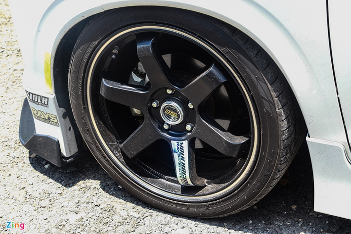 Xe cũng được trang bị bộ mâm Rays Volk Racing kích thước 16 inch, thiết kế 6 chấu sơn đen. Viền mâm màu trắng tương phản. Nhờ bộ mâm mới, ngoại hình của Mitsubishi Xpander trông cứng cáp hơn.