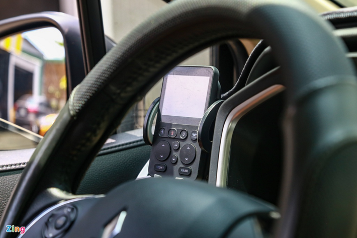 Chủ xe có thể điều chỉnh phuộc thông qua remote hoặc một ứng dụng trên điện thoại thông minh. Bộ phuộc này cũng có 3 chế độ nhớ, người dùng có thể dễ dàng cài đặt theo ý muốn. Bình hơi được đặt ở cốp sau.