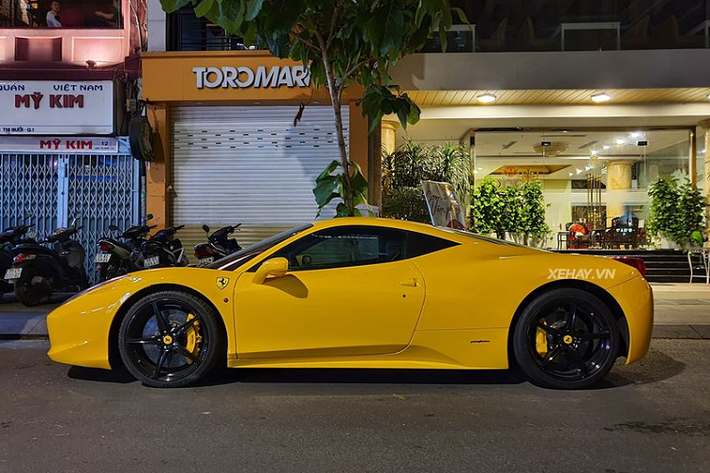 Ferrari 458 Italia được lấy cảm hứng thiết kế từ hai "anh lớn" Ferrari Enzo và Millechili concept. Mẫu xe này được thiết kế với tính khí động học tối đa như lưới tản nhiệt phía trước với khả năng giảm sức cản không khí, khe hút gió ở gần đèn trước, khe khuếch tán bên dưới cản sau có tác dụng giảm luồng gió phía đuôi xe, giúp xe tăng tốc nhanh hơn.