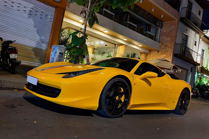 Trong tên xe, 458 mang ý nghĩa động cơ biểu thị động cơ 4.5L, 8 xy-lanh mà chiếc xe được trang bị, còn Italia là tên đất nước mà "chú ngựa" này được sinh ra. Đi kèm với động cơ 4.5L V8 còn là hộp số ly hợp kép GETRAG 7 cấp và hệ dẫn động cầu sau, sản sinh ra công suất sản sinh đạt 570 mã lực tại vòng tua máy 9.000 vòng/phút, cùng 540 Nm mô-men xoắn tại 6.000 vòng/phút. Mô-men xoắn đạt 80% ở dải tua máy 3.250 vòng/phút, nhờ vậy xe có thể tăng tốc 0-100 km/h trong 2,9 giây.