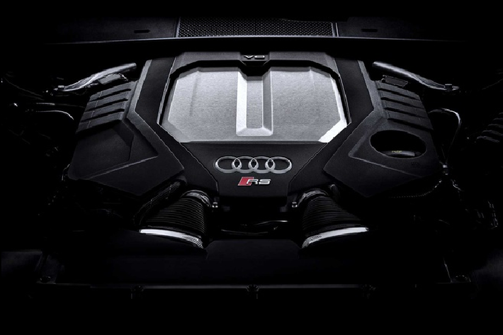 Giá xe Audi RS6 Avant 2021 bản tiêu chuẩn bán ra từ 109.000 USD, chưa gồm 995 USD phí giao xe thị Mỹ. Wagon tăng tốc 0-96 km/h trong 3,6 giây, tốc độ tối đa bị giới hạn chỉ còn 249 km/h nhưng có thể tăng lên 305 km/h nếu chọn gói trang bị nâng cao.