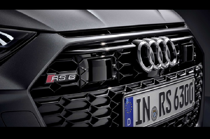 Audi RS6 Avant 2021 có nhiều gói tính năng và trang bị nội thất, tất cả đều tính phí. Chẳng hạn, gói trợ lái Driver Assistance thêm 2.250 USD, gói Executive – 2.500 USD, hệ thống nhìn đêm Night Vision – 2.500 USD, hệ thống âm thanh cao cấp Bang & Olufsen 3D – 4.900 USD, hay cụm phanh gốm Gray Ceramic Brake – 8.900 USD.
