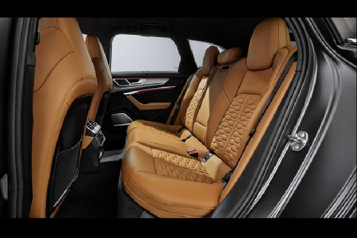 Tuy nhiên, Audi RS6 Avant 2021 vẫn rẻ hơn 12.000 USD so với bản tiêu chuẩn Porsche Panamera Turbo Sport Turismo.