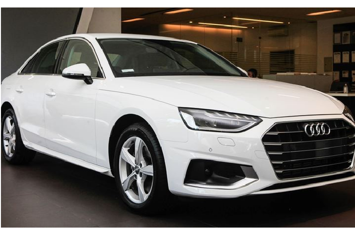 Audi A4 2020 mới đã có mặt tại đại lý từ hồi tháng 5/2020 nhưng chỉ có bản tiêu chuẩn Advanced và giá khi đó vẫn chưa được công bố. Đến nay xe đã có thêm bản cao cấp S line. Đồng thời, các đại lý cũng rục rịch thông báo giá tới khách hàng.