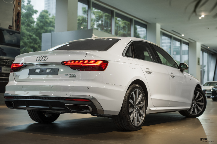 Bản nâng cấp facelift lần này của Audi A4 thế hệ mới có sự cải thiện về kích thước tổng thể, xe sở hữu diện mạo góc cạnh hơn phiên bản trước. A4 2020 có số đo dài x rộng x cao lần lượt là 4.762 x 1.847 x 1.431 (mm), chiều dài cơ sở đạt 2.820 mm. So với thế hệ trước, kích thước A4 2020 được cải thiện đôi chút: dài hơn 24 mm, rộng hơn 5 mm.