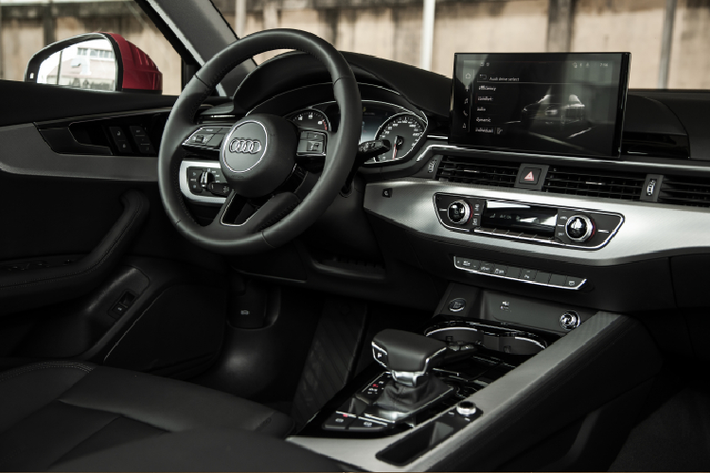 Nội thất của Audi A4 2020 không có nhiều khác biệt so với người tiền nhiệm. Trang bị đáng chú ý nhất là hệ thống MMI radio plus truy cập qua màn hình TFT cảm ứng cỡ lớn 10,1 inch. Phiên bản Audi A4 2020 tiêu chuẩn chỉ được trang bị bảng đồng hồ đo analog. Khách hàng có thể sử dụng tùy chọn buồng lái thực tế ảo Audi Virtual Cockpit Plus với bảng đồng hồ 12,3 inch kỹ thuật số.