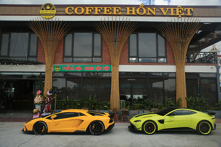 Mới đây, đại gia thẩm mỹ đình đám Sài Gòn đã cho cặp siêu xe hơn 60 tỷ là Lamborghini Aventador S LP740-4 và Aston Martin V8 Vantage Bắc tiến đã thu hút không ít sự quan tâm của giới mê xe. Được biết, địa điểm tập kết của cặp đôi siêu xe đắt tiền này chính là tỉnh Hải Dương.