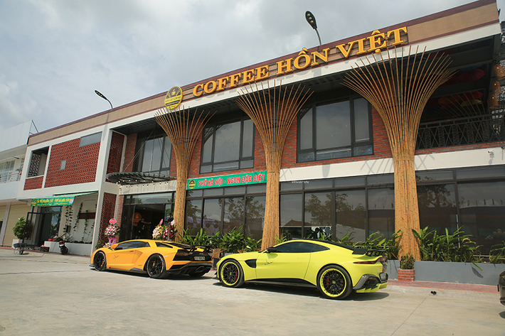 Mang ngoại hình phá cách hoàn toàn so với những dòng Aston Martin khác và thiên hướng như xe đua, chiếc Aston Martin V8 Vantage cũng rất mạnh mẽ với khả năng tăng tốc 0-100 km/h chỉ trong 3,6 giây. Chiếc Aston Martin Vantage này đã được vị đại gia Sài Gòn độ gói trang bị Aero Package chính hãng cùng nhiều nâng cấp đắt tiền khác như bộ la-zăng Strasse chế tác từ sợi các-bon và hợp kim nhôm, ống xả Capristo v.v..