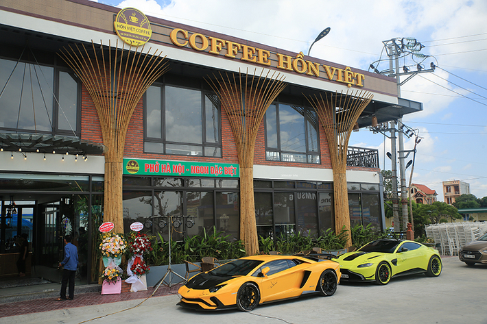 Ngoài ra, vị đại gia gốc Hải Dương tiếp tục nâng cấp hệ thống xả thể thao để chiếc Lamborghini Aventador S đạt mức công suất lớn hơn. Khối động cơ V12 6.5L nguyên bản có công suất tối đa 740 mã lực.