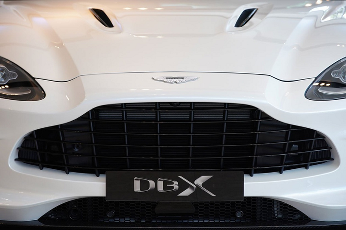 Thiết kế lưới tản nhiệt của xe tương tự với các dòng xe khác đến từ Aston Martin. Đèn chạy ban ngày được bố trí quanh khe gió trước. Hai khe gió này rất quan trọng, ngoài tác dụng giảm lực cản và lực nâng, nó còn giúp làm mát phanh trước. Logo Aston Martin được làm thủ công từ nhà sản xuất trang sức có 200 năm kinh nghiệm.