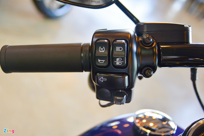 Cụm công tắc trên xe không quá khác biệt so với các mẫu Harley-Davidson khác.