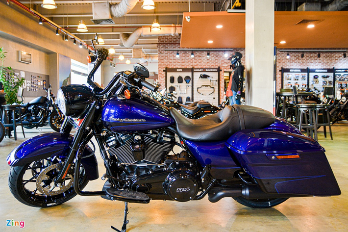 Harley-Davidson được biết đến là hãng xe chuyên sản xuất các dòng xe hầm hố, cơ bắp đậm chất Mỹ. Một trong số các mẫu xe nổi bật của Harley-Davidson là Road King Special, phiên bản đặc biệt của dòng xe Road King.