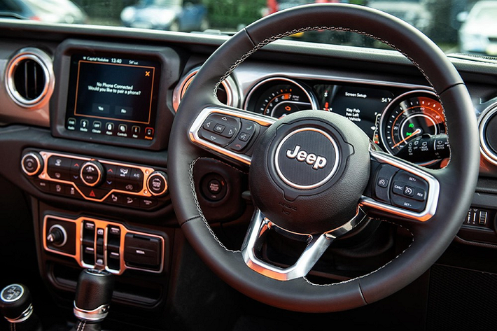 Chiếc Jeep Wrangler CJ400 trong bài viết này là phiên bản 2019 với chỉ 2.253 km lăn bánh trên đồng hồ, giá xe Jeep Wrangler độ này hiện đang được chào bán 59.999 bảng Anh (tương đương 1,8 tỷ đồng).