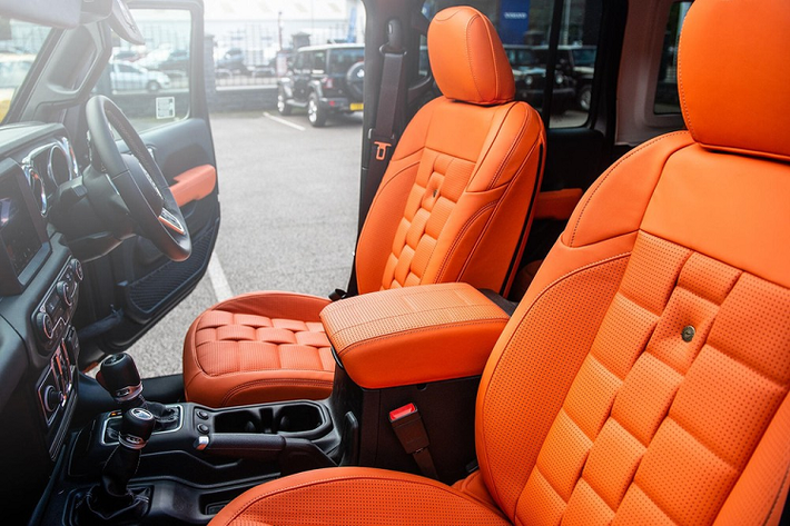 Đó là một cái giá đắt hơn đáng kể so với một chiếc Jeep Wrangler tiêu chuẩn vốn có giá khởi điểm 28.295 USD (tương đương 655 triệu đồng).