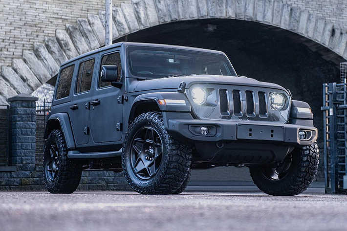 Jeep Wrangler địa hình là một chiếc xe vạm vỡ, nổi tiếng vì khả năng off-road phi thường, nhưng về độ sang trọng thì nó còn kém xa nhiều đối thủ trên thị trường, ví như Land Rover Range Rover. Chelsea Truck Company là công ty muốn thay đổi điều này và đã giới thiệu một phiên bản sang trọng của mẫu Wrangler được thiết kế bởi Kahn Design.