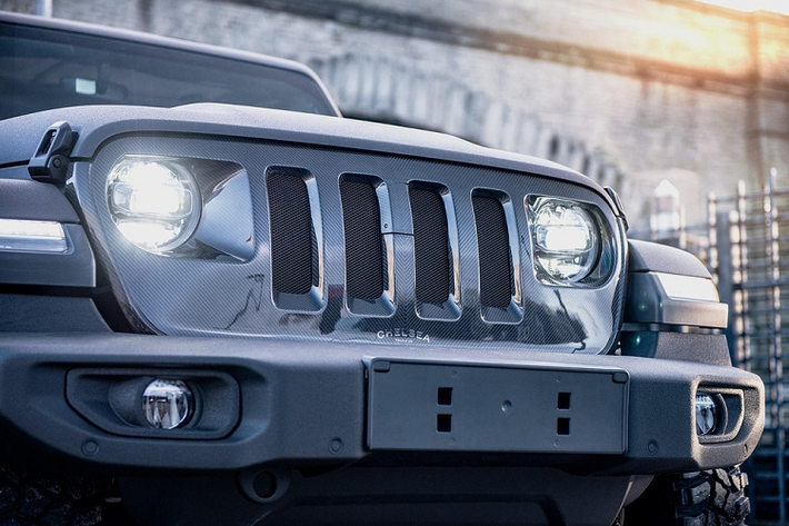Phiên bản này được gọi là “CJ400”, và cho thấy chiếc Jeep Wrangler độ khủng này được hoàn thiện trong màu sơn đen quân sự 3D để nhấn mạnh khả năng off-road. Bên cạnh đó, để mang tới cho chiếc Wrangler một dáng vẻ cao cấp hơn, Afzal Kahn, giám đốc của Kahn Design, đã bổ sung lưới tản nhiệt sợi carbon được hoàn thiện trong lớp sơn bóng.