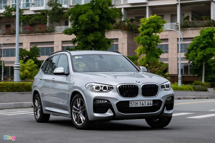 Kể từ tháng 7, BMW Việt Nam áp dụng mức giá mới cạnh tranh hơn cho các phiên bản BMW X3. Cụ thể, giá xe BMW X3 xDrive20i là 2,279 tỷ, X3 xDrive30i xLine giá 2,409 tỷ và X3 xDrive30i M Sport có 2,599 tỷ đồng. So với thời điểm ra mắt cách đây một năm, giá bán của BMW X3 nay thấp hơn 220-330 triệu đồng.