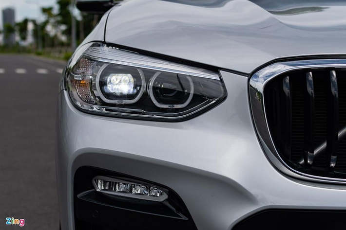 BMW X3 sử dụng hệ thống đèn chiếu sáng tự động gồm đèn pha/cốt kiểu LED bóng chiếu, đèn định vị và đèn sương mù LED. Tuy nhiên, đèn xi-nhan trước vẫn là loại Halogen truyền thống.