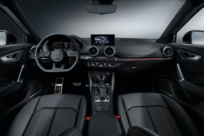 Hoàn thiện các thay đổi ở bên ngoài là những bộ vành mới, Audi Q2 2021 có nhiều lựa chọn kích thước bánh xe khác nhau, từ loại 16 inch bọc trong lốp cao su 205/60 cho đến các mâm hợp kim 19 inch của Audi Sport đi kèm lốp 235/40. Với "dàn chân" lớn nhất, Audi cho biết Q2 sẽ có khoảng sáng gầm lên tới 150 mm, giúp chiếc SUV cỡ nhỏ có thể off-road nhẹ nhàng.