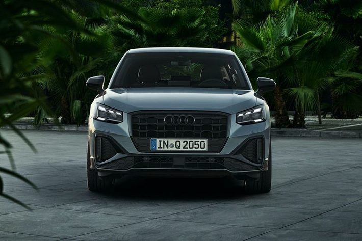 Mẫu crossover Audi Q2 2021 được thiết kế dựa trên cảm hứng từ những hình khối đa giác, nổi bật nhất chính là tấm lưới tản nhiệt Singleframe hình bát giác đặc trưng được tinh chỉnh với họa tiết mới và đặt thấp hơn trước, giúp phần đầu xe trông rộng hơn, bề thế hơn. Bên cạnh đó, cản trước của xe cũng được tái thiết kế với hai hốc gió mới lớn hơn và thể thao hơn trước (trên các mẫu S line). Cũng tùy thuộc vào các biến thể mà cột C của xe sẽ được sơn đen, xám, bạc hoặc cùng màu thân xe.