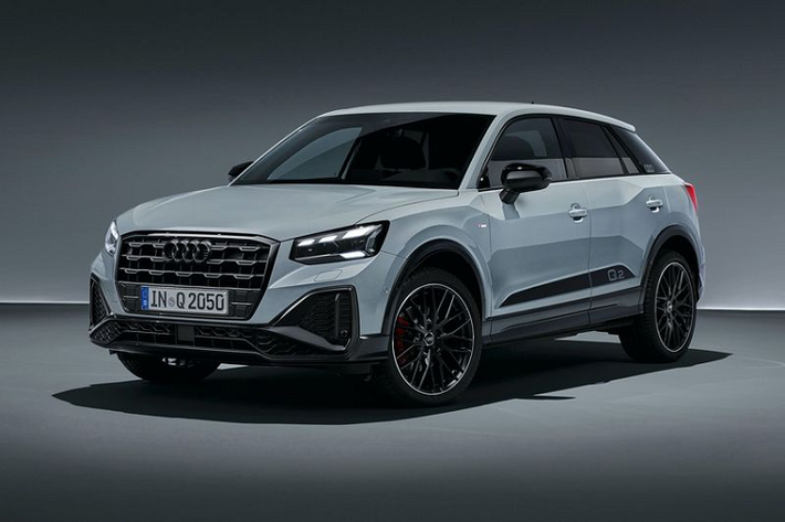 Đèn pha LED giờ đây là tính năng tiêu chuẩn cho mọi chiếc Audi Q2, mặt khác, đèn LED Matrix vẫn có sẵn dưới dạng tùy chọn mất phí. Trong khi đó, đèn ngày LED trên Q2 2021 được tạo thành từ đi-ốt LED lắp đặt phía sau các bộ phận quang học hình thoi, còn đèn báo rẽ được cấu tạo bởi 7 đèn LED khác. Đèn hậu LED cũng được cung cấp theo tiêu chuẩn với đèn lùi LED có hoặc không có xi nhan năng động (tùy chọn).