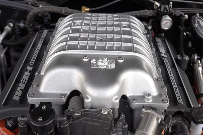 Do vậy, hành động một fan hâm mộ Chevrolet Camaro sẵn sàng ca ngợi một thứ như Dodge Challenger Hellcat có thể được coi là “tội phản nghịch không thể dung thứ”.