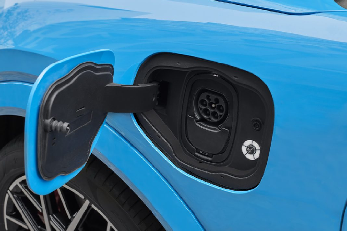 Mustang Mach-E khi tại châu Âu sẽ được trang bị tiêu chuẩn hệ thống treo thích ứng MagneRide, mâm xe cỡ lớn 20 inch, phanh sơn đỏ cùng hai màu ngoại thất Grabber Blue và Cyber Orange. Bên trong, mẫu xe này sẽ được trang bị màn hình cảm ứng kích thước 15,5 inch với độ phân giải HD, ghế Ford Performance và vô-lăng được bọc vật liệu Alcantara.