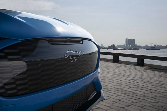 Phiên bải tiêu chuẩn của Ford Mustang Mach-E hoàn toàn mới sẽ được trang bị viên phin mở rộng ở thị trường này, cho khả năng di chuyển 540 km mỗi lần sạc. Bản này có khả năng tăng tốc là 5,1 giây và đối thủ chính của nó sẽ là Tesla Model Y Long Range.