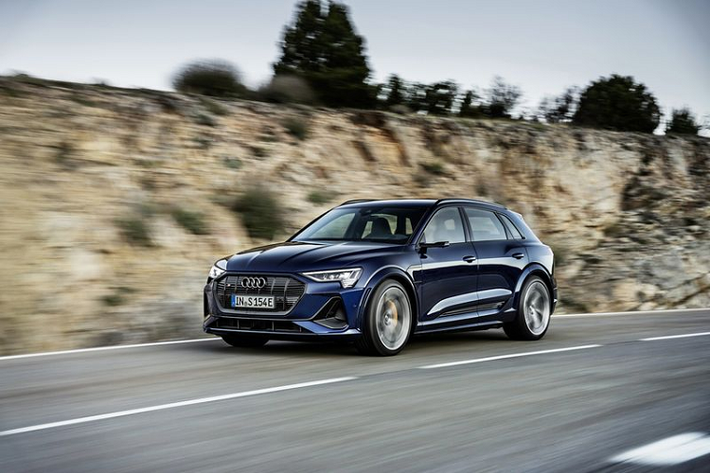 Bên cạnh đó, những chiếc E-Tron S còn có khả năng sạc nhanh lên đến 150kW, Audi cho biết, chiếc SUV điện hàng đầu của thương hiệu có thể sạc từ 5% lên 80% chỉ trong nửa giờ.