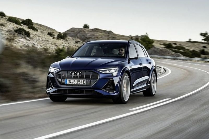 Audi E-Tron S 2021 mới chính là mẫu xe điện sản xuất hàng loạt đầu tiên trên thị trường được trang bị ba động cơ điện, gồm hai động cơ ở trục sau và một động cơ ở trục trước. Nhờ đó, E-Tron S có được công suất tối đa 496 mã lực và mô-men xoắn cực đại lên tới 973Nm, chiếc SUV điện có thể tăng tốc từ 0 - 100 km/h chỉ với 4,5 giây trước khi cán tốc độ tối đa 210 km/h.