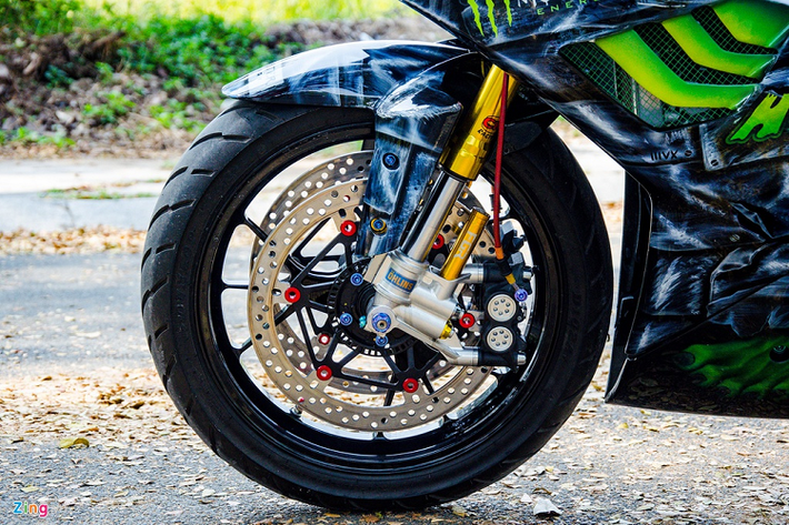 Xe được trang bị giảm xóc upside down hiệu SCK, đi kèm chân giảm xóc CNC mô phỏng loại Ohlins FGR trên các mẫu xe đua. Hệ thống phanh trước nổi bật với bộ đĩa kép kích thước lớn đi kèm kẹp phanh thửa từ Yamaha R1 đời mới. Trong khi đó, kẹp phanh sau sử dụng thương hiệu Brembo.