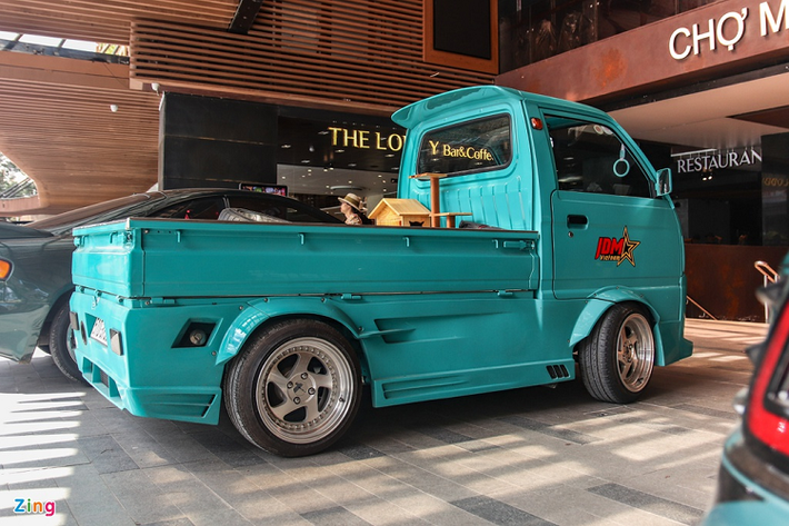 Phần thùng hàng phía sau vẫn được giữ nguyên. Nhưng bộ bodykit đã khỏa lấp đi những khoảng trống ở hông xe, khiến chiếc xe trông đầy đặn và có tính khí động học hơn. Đèn hậu phía sau cũng là dạng LED với chụp đèn sơn màu tối.