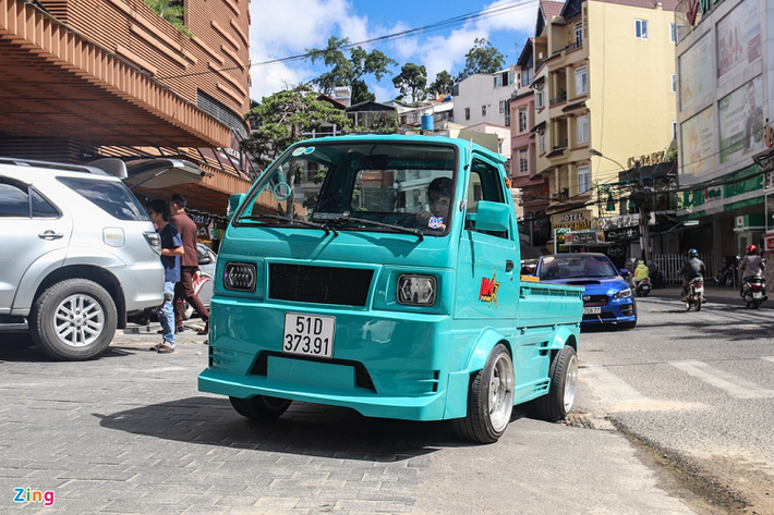 Một người chơi xe tại TP.HCM đã quyết định độ lại chiếc xe tải nhỏ Suzuki Carry theo phong cách thân rộng. Đây là bản độ độc đáo và mới mẻ tại Việt Nam, kiểu độ này có nguồn gốc từ Nhật Bản, nổi tiếng từ lâu với tên gọi JDM Kei Truck.