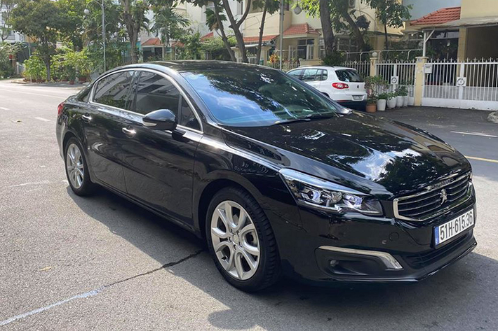 Xe đi kèm với nhiều hệ thống an toàn bao gồm loạt phanh phanh (ABS, EBD), chống trượt, hỗ trợ khởi hành ngang dốc, cân bằng điện tử, camera lùi hiển thị góc rộng, cảm biến xung quanh hỗ trợ đổ xe, tính năng cảnh báo điểm mù và 6 túi khí.