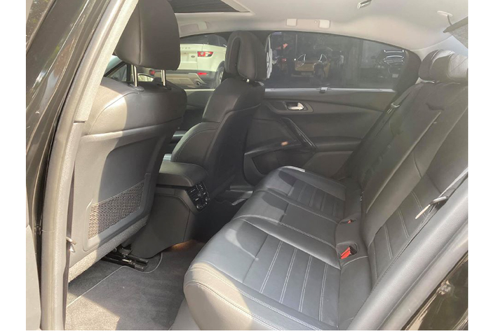 Peugeot 508 được trang bị đầu CD có khả năng kết nối USB, AUX, Bluetooth, dàn âm thanh với 10 loa thương hiệu JBL. Đặc biệt, xe sở hữu hệ thống điều hoà 4 vùng độc lập như xe sang mang đến sự tiện nghi và thoải mái nhất cho mỗi hành khách ở các vị trí khác nhau.