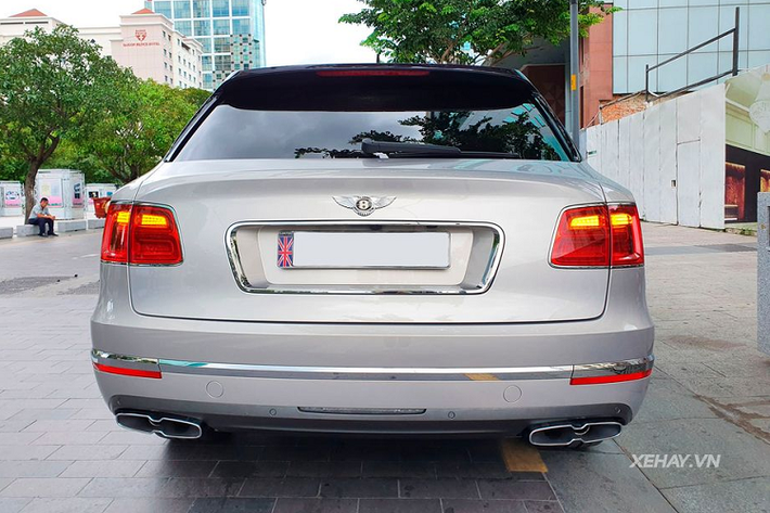 Đèn pha dạng tròn quen thuộc của nhà Bentley được kết hợp với đèn định vị LED ban ngày, ở giữa đèn pha được tích hợp công nghệ rửa chóa thông minh. Kết hợp với đó là bộ la-zăng 22 inch có thiết kế hoàn toàn khác biệt với tên gọi Paragon do chính Mulliner chế tạo.
