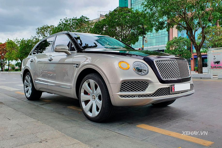Thuộc phiên bản kỷ niệm 100 năm, do đó chiếc Bentayga này có một số chi tiết đặc trưng như logo Bentley với viền vàng Centenary Gold xuất hiện từ ngoài vào trong, bậc cửa logo cùng dòng số 1919 - 2019 phát sáng. Xe sử dụng khối động cơ V8 tăng áp kép 4.0L để cho ra công suất tối đa 542 mã lực và mô-men xoắn cực đại 770 Nm. Từ đó, Bentley Bentayga V8 có thể tăng tốc từ 0 - 100 km/h chỉ với 4,5 giây trước khi đạt vận tốc tối đa 289 km/h.