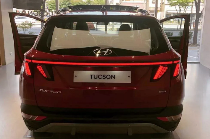 Trái với ngoại hình có phần quá hầm hố, nội thất Tucson trông mềm mại hơn. Thiết kế nội thất đem đến cảm giác vô cùng hiện đại với vô lăng 4 chấu kiểu mới, tương tự dòng Sonata. Một màn hình trung tâm cỡ lớn 10,3 inch được đặt dọc ngay giữa táp-lô và gồ nổi lên tạo cảm giác lạ mắt. Cạnh đó là cụm đồng hồ kỹ thuật số với giao diện tuỳ biến. Ở các bản thấp hơn thì màn hình này rộng 8 inch.