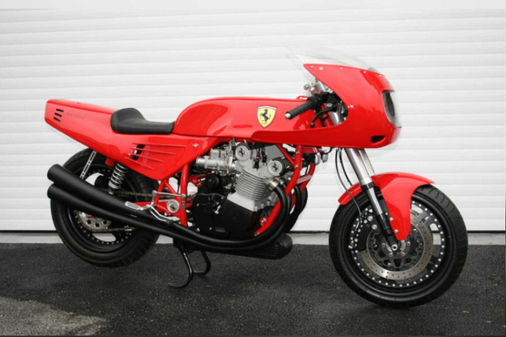 Người đứng sau tác phẩm này là David Kay, một kỹ sư của công ty MV Meccanica Verghea. Chiếc xe môtô Ferrari được chế tạo dưới sự cho phép của Piero Ferrari nhằm tôn vinh những cống hiến từ cha đẻ hãng Ferrari, Enzo Ferrari. Tác phẩm nghệ thuật có một không hai này đã được mang ra đấu giá vài lần.