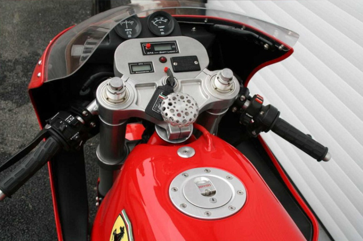 Theo Bonhams, chiếc môtô Ferrari có khối lượng 172 kg với thân xe được làm hoàn toàn từ nhôm. Giảm xóc trước hành trình ngược USD được chế tạo bởi Forcelle Italy, mâm xe có đường kính 17 inch đến từ Astralite. Hệ thống phanh trên xe đến từ hãng Brembo danh tiếng.