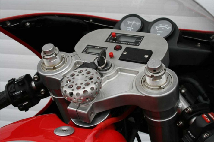 Chiếc xe được bán đấu giá lần đầu vào năm 2008, mức giá xe môtô Ferrari đề xuất của đợt đấu giá này là 308.608 USD (tương đương 7,1 tỷ đồng). Tuy nhiên vì một vài lí do nên buổi giá đầu tiên đã bị hoãn lại đến tận 4 năm sau.