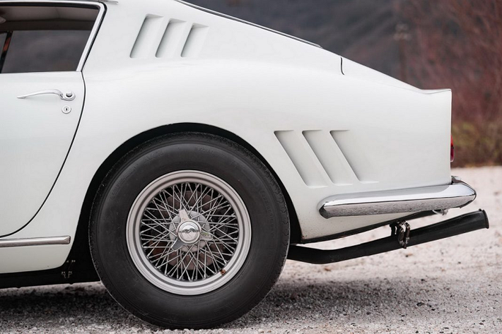 Đặc biệt hơn cả, trong khi hầu như những chiếc Ferrari 275 GTB cổ điển đều được trang bị động cơ Colombo V12 dung tích 3,3 lít cơ bản, chiếc xe này lại trở nên đặc biệt hơn với động cơ được trang bị sáu bộ chế hòa khí Weber 40 DCN. Ferrari luôn nổi tiếng là những chiếc xe “có tiền cũng chưa chắc đã mua được” nên chính vì vậy, để sở hữu một chiếc xe đặc biệt như thế này, chủ sở hữu chắc phải là một khách hàng được Enzo Ferrari cực kì ưa thích.