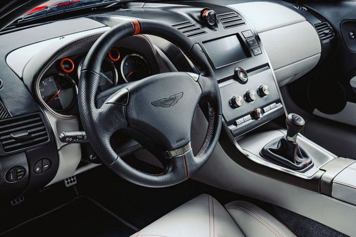 Các trang bị đáng chú ý khác của Vanquish 25 gồm phanh gốm carbon đường kính lớn hơn, họa tiết trang trí và vải bọc nội thất đều thuộc trường phái trừu tượng, đồng hồ bỏ túi Bremont, các chi tiết mạ crôm tối bên trong được đánh bóng, tùy chọn ốp gỗ veneer óc chó thay vì carbon và túi hành lý Mulberry đồng bộ với ghế sau.