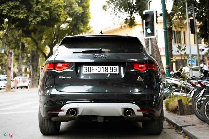 Jaguar F-Pace S có 2 tùy chọn động cơ xăng và diesel. Chiếc xe độc nhất Việt Nam sử dụng động cơ xăng V6 3.0L siêu nạp, sản sinh công suất 380 mã lực và mô-men xoắn 458 nm.
