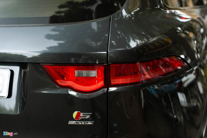 Trong khi đó, đèn hậu có thiết kế tương tự mẫu xe thể thao hiệu suất cao Jaguar F-Type. Logo S xuất hiện ở lưới tản nhiệt trước và sau đuôi xe là đặc điểm nhận dạng của bản hiệu suất này.