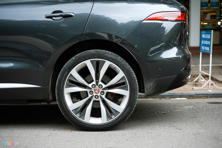 Jaguar F-Pace S trang bị bộ mâm hợp kim đa chấu kích thước 20 inch, kẹp phanh màu đỏ nổi bật bên trong.